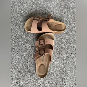 CUSHIONAIRE Women’s Lane Cork Footbed Sandal 7 wide—used condition